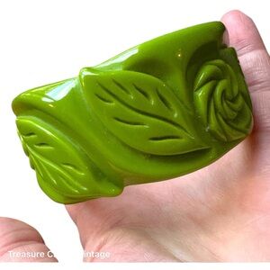 Vintage Mid Century 1950s Green Apple flower Bakelite Chunky bracelet.